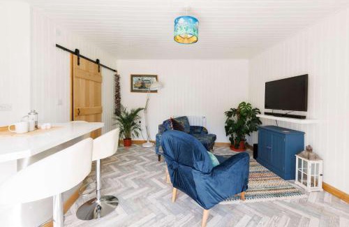 Birdham Maison | Cosy Cabin Retreat Close to Beaches