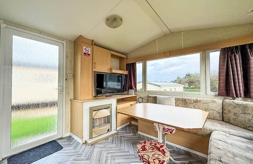 Winestead Maison | Cosy caravan with free WiFi at Sand le Mere Holiday Park, ref 71009R