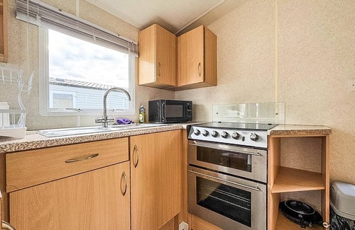 Winestead Maison | Cosy caravan with free WiFi at Sand le Mere Holiday Park, ref 71009R
