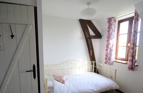 St Denis de Gastines Cottage | Chalet confortable avec piscine chauffée et Wifi