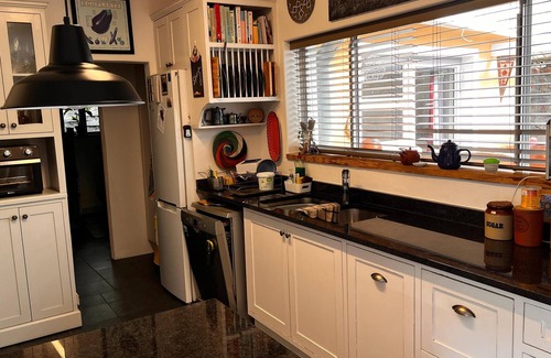 Glencairn Maison | Cosy, comfortable 1-bedroom house in Glencairn with sea and mountain views.