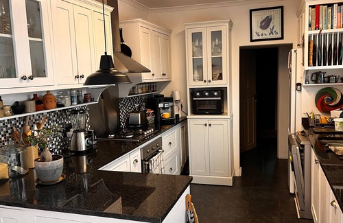 Glencairn Maison | Cosy, comfortable 1-bedroom house in Glencairn with sea and mountain views.