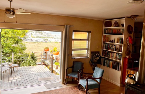 Glencairn Maison | Cosy, comfortable 1-bedroom house in Glencairn with sea and mountain views.