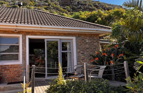 Glencairn Maison | Cosy, comfortable 1-bedroom house in Glencairn with sea and mountain views.