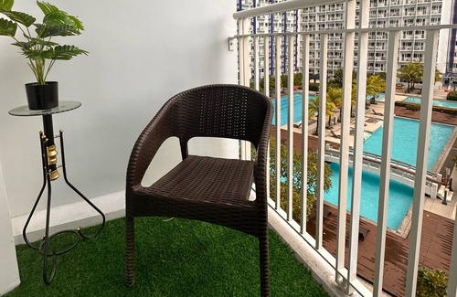 Valenzuela Copropriété | Cosy Condo with Balcony at Makati SM Jazz