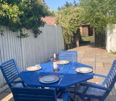 Briston Maison | Cosy Cottage, dog friendly with wood burner