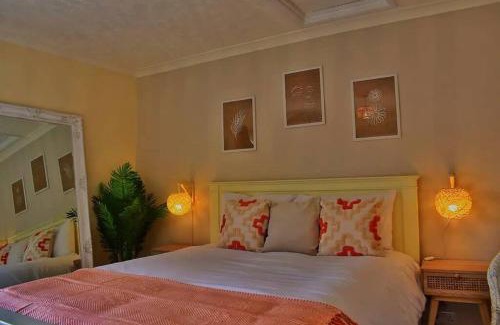 Briston Maison | Cosy Cottage, dog friendly with wood burner