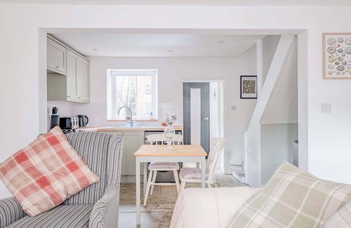 Yeovil Maison | Cosy Cottage in Crewkerne, Free on Street Parking