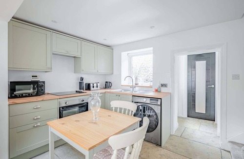 Yeovil Maison | Cosy Cottage in Crewkerne, Free on Street Parking