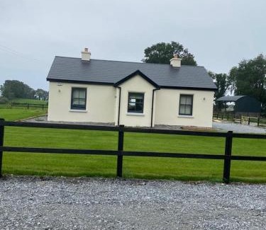 Woodford Maison | Cosy Cottage & Lake views