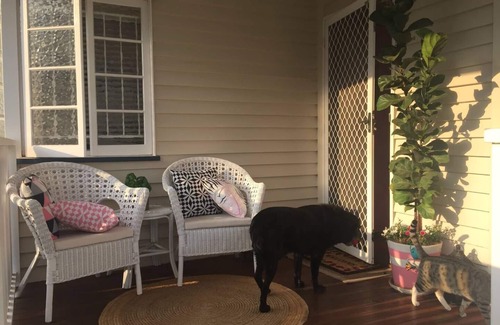 Indooroopilly Maison | Cosy Country Cottage, great location, pet friendly