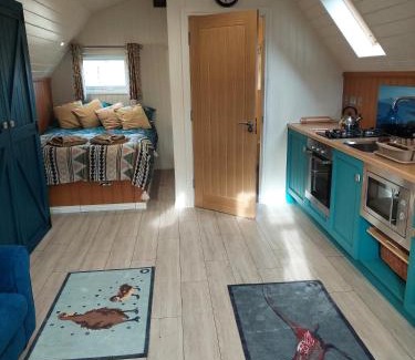 Laurencekirk Maison | Cosy Countryside Cabin - Sleeps 2 Parking & Farm
