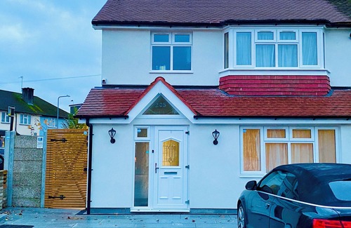 Hainault Maison | Cosy Ensuit in a calm environment, 1 min walk to bus stand, with free parking.