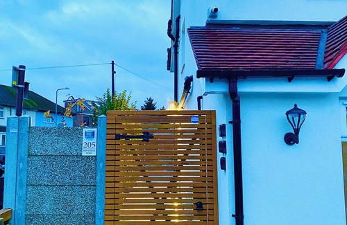 Hainault Maison | Cosy Ensuit in a calm environment, 1 min walk to bus stand, with free parking.