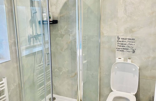 Hainault Maison | Cosy Ensuit in a calm environment, 1 min walk to bus stand, with free parking.