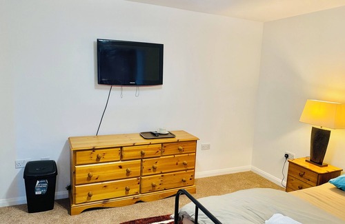 Hainault Maison | Cosy Ensuit in a calm environment, 1 min walk to bus stand, with free parking.