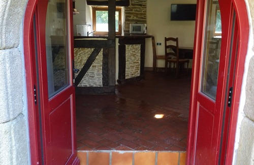 Saint-Laurent Cottage | Cosy gîte in a manor house with private terrace on a 7-hectare property