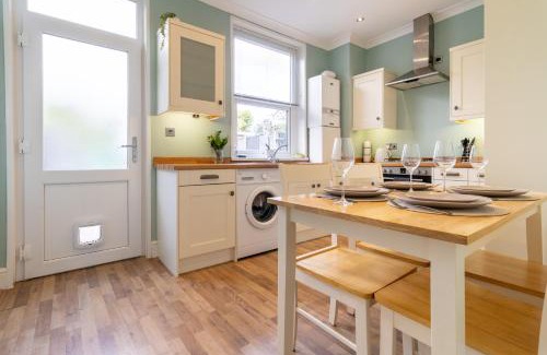 Wakefield Maison | Cosy Green End Retreat