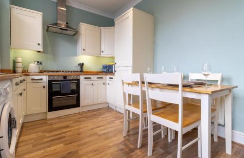 Wakefield Maison | Cosy Green End Retreat