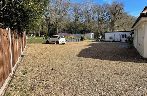 Cromer Appartement | Cosy ground floor pet friendly Saxony studio with gardens and pool near Cromer