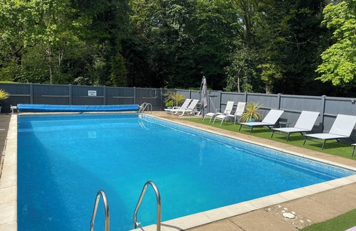 Cromer Appartement | Cosy ground floor pet friendly Saxony studio with gardens and pool near Cromer
