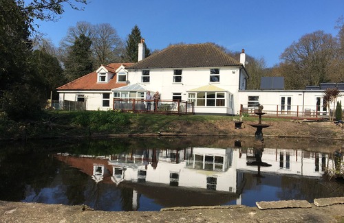 Cromer Appartement | Cosy ground floor pet friendly Saxony studio with gardens and pool near Cromer