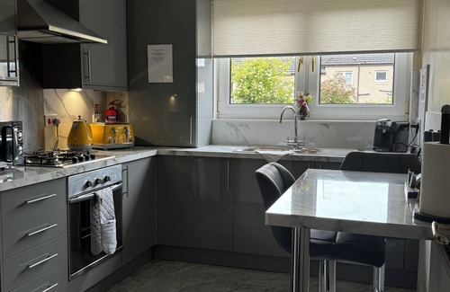 Motherwell Appartement | Cosy HLA king court 3