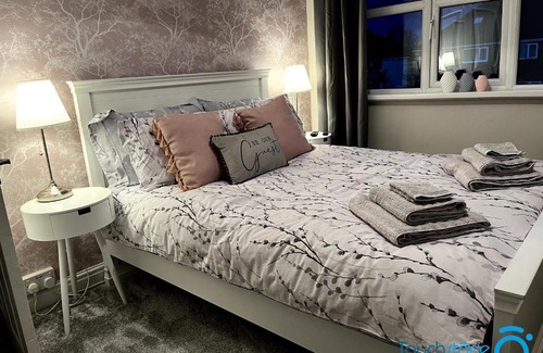 Bloxwich Maison | Cosy Home near to HS2, Airport, Solihull, NEC, M42