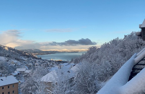 Arstad Maison | Cosy house with sunny balcony, mountains and fjord view!