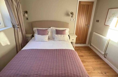 Bourton Maison | Cosy lodge, Stow-on-the Wold.