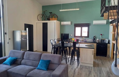Aigues-Vives Maison | COSY-LOFT , industriel , JACUZZI ,pour 2 personnes max ,clim ,parking privatif