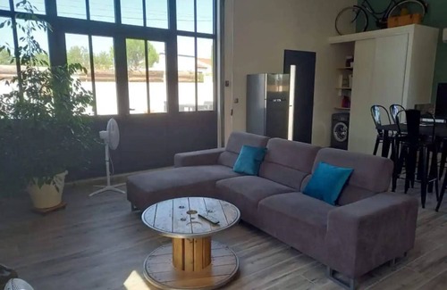 Aigues-Vives Maison | COSY-LOFT , industriel , JACUZZI ,pour 2 personnes max ,clim ,parking privatif