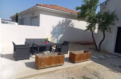 Aigues-Vives Maison | COSY-LOFT , industriel , JACUZZI ,pour 2 personnes max ,clim ,parking privatif