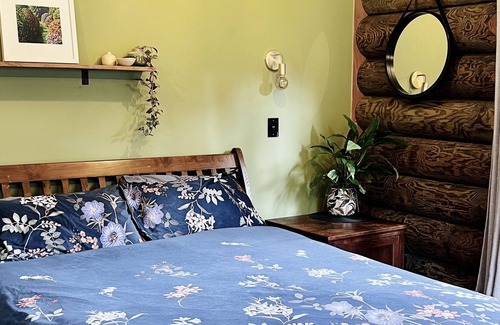 Hikuai Cabine | Cosy Log Cabin! Perfect for all those wanting to relax, destress and reconnect.