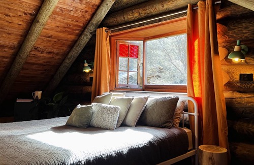 Hikuai Cabine | Cosy Log Cabin! Perfect for all those wanting to relax, destress and reconnect.