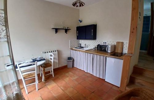 Cordes-sur-Ciel Appartement | cosy logis et son écrin de verdure