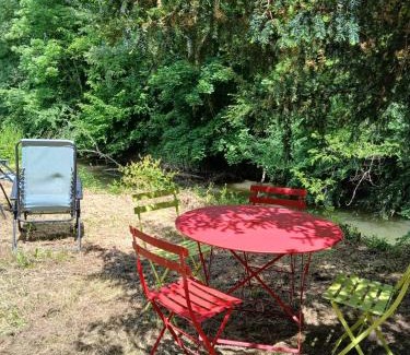 Cordes-sur-Ciel Appartement | cosy logis et son écrin de verdure