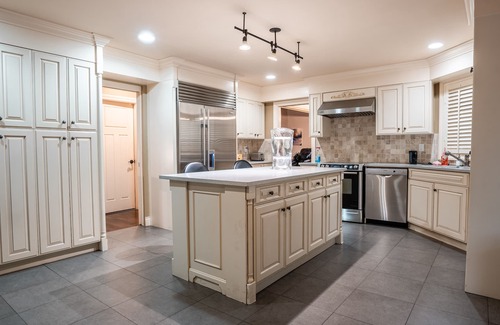 Shaughnessy Maison | Cosy Luxe Mansion with Sauna - Central Vancouver