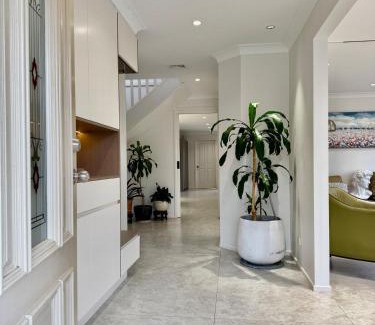 Blakehurst Maison | Cosy Modern 5BR Home-Major Hubs Parks with EV Charger