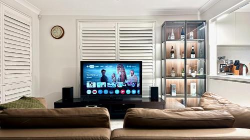 Blakehurst Maison | Cosy Modern 5BR Home-Major Hubs Parks with EV Charger