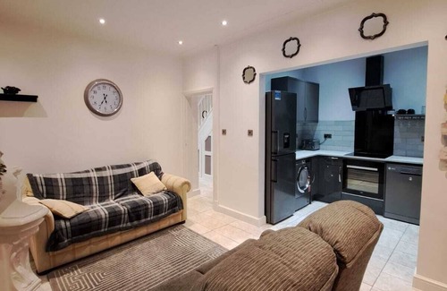 Bispham Maison | Cosy Modern Family Get-Away