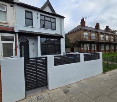 Enfield Highway Appartement | Cosy Modern Flat Sleeps 3 Direct Links to Central London - Flat 2
