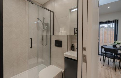 Enfield Highway Appartement | Cosy Modern Flat Sleeps 3 Direct Links to Central London - Flat 2