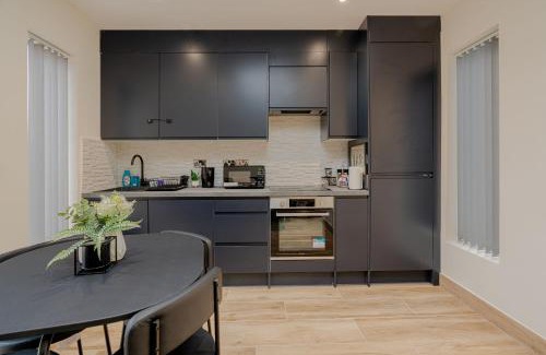 Enfield Highway Appartement | Cosy Modern Flat Sleeps 3 Direct Links to Central London - Flat 2