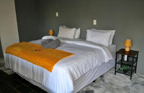 Magaliesberg Chalet De Ski | Cosy Mountain FarmStay w private Boma