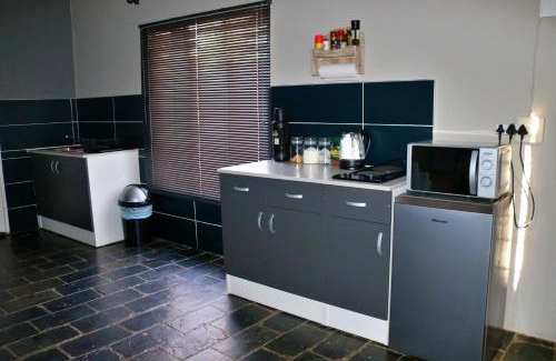 Magaliesberg Chalet De Ski | Cosy Mountain FarmStay w private Boma