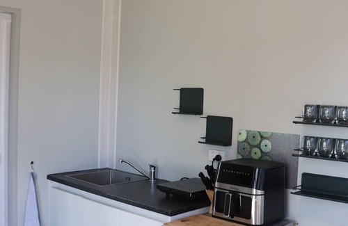 Peka Peka Cabine | Cosy pods, 2 minutes walk from beach - pet friendly!