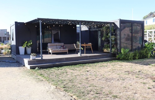 Peka Peka Cabine | Cosy pods, 2 minutes walk from beach - pet friendly!