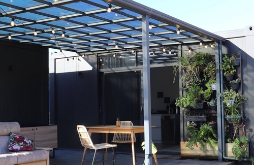 Peka Peka Cabine | Cosy pods, 2 minutes walk from beach - pet friendly!