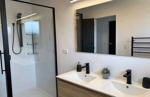 Petone Maison | Cosy, private, and central home with parking